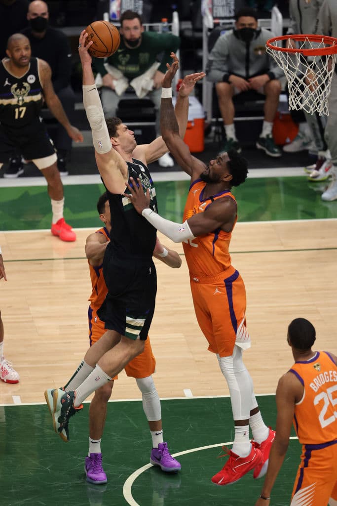 Giannis Antetokoumpo brilla con los Milwaukee Bucks y logran remontar una ventaja de 0-2 para quedar campeones de la NBA. Los Bucks vencieron a los Suns 98-105 en el sexto juego de las Finales.