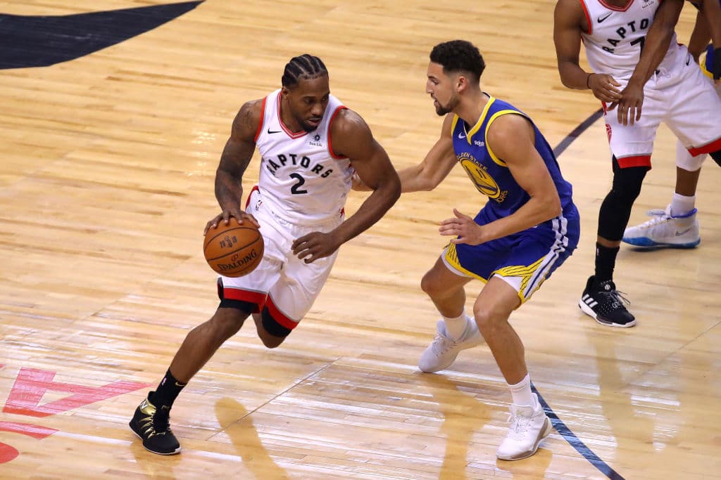 Un Kawhi Leonard empezando a conducir los hilos de los Toronto Raptors desde el inicio, aunque con un marcaje extra sabiendo de su capacidad de alterarel juego. Aquí defendido por Klay Thompson.