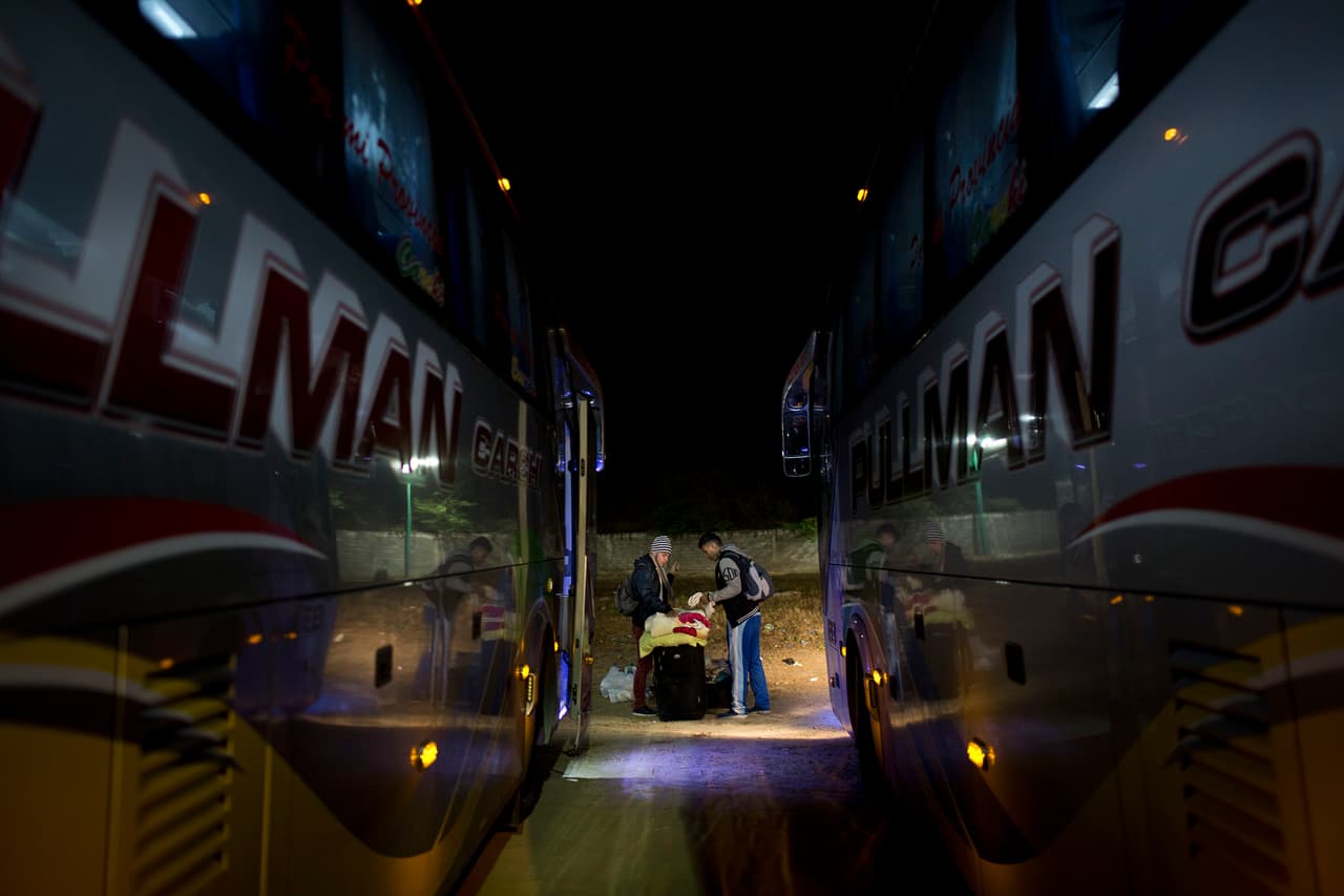 En total, los 30 autobuses puestos por el gobierno ecuatoriano trasladaron a unos 1,000 migrantes venezolanos, en lo que llamo un
<b>"corredor humanitario"</b> para dejarlos en la frontera con Perú. Este traslado se realizó sin la suficiente información a los migrantes y sin comunicárselo al gobierno peruano.