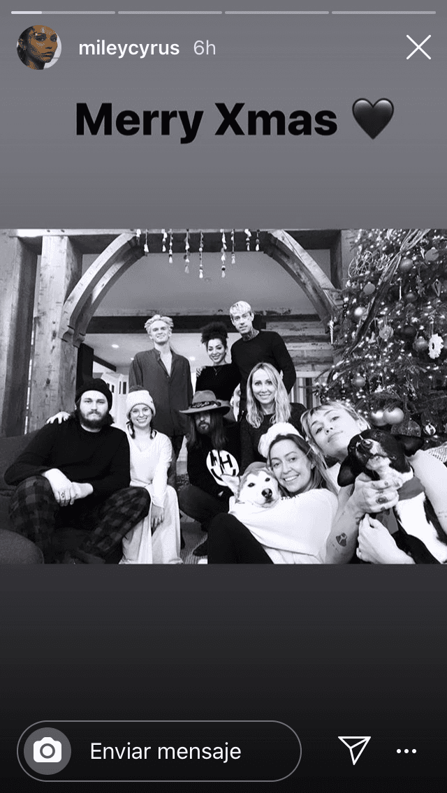 La pareja convivía con sus respectivas familias, incluso,
<b><a href="https://www.univision.com/famosos/tras-llegar-a-un-acuerdo-de-divorcio-miley-cyrus-pasa-navidad-con-cody-y-liam-hemsworth-se-dice-recargado-fotos">Simpson pasó Navidad</a> con los Cyrus</b>.
<br>
