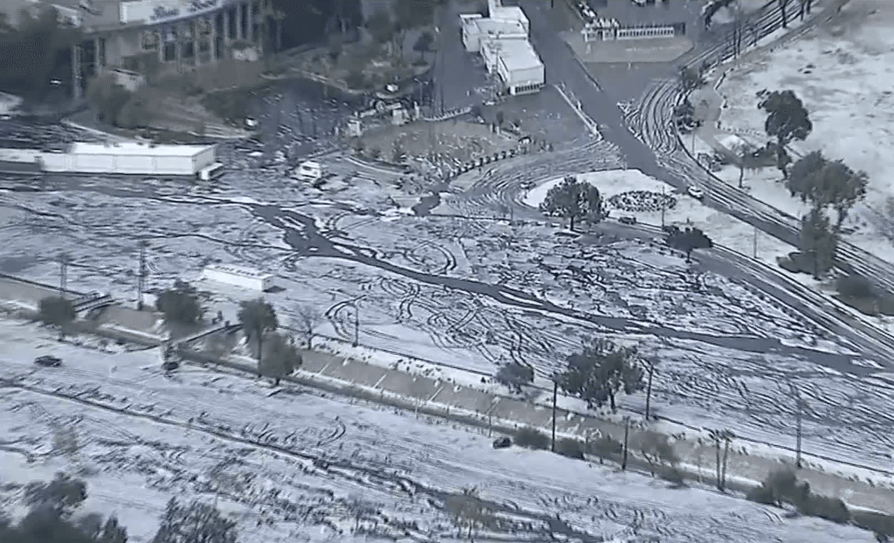 Sobre las lluvias, se advirtió que serían “ligeras”, sin embargo, en horas de la tarde del lunes, las lluvias aumentaron intensidad y en varias áreas del condado se reportó granizo.