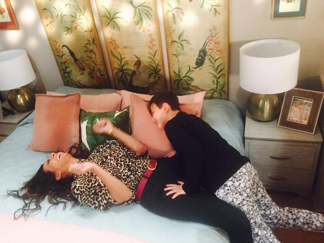 "Pero lamento
<b> <a href="https://www.univision.com/famosos/cecilia-galliano-dice-que-la-peor-metida-de-pata-en-su-vida-tiene-que-ver-con-su-hija-video" target="_blank">no haber podido disfrutar de amamantarlo</a></b>, de estar tranquila, de empezar a verlo caminar", narró la actriz.
<br>