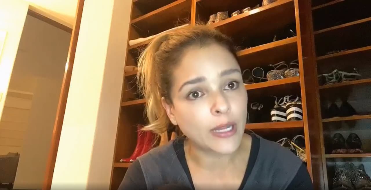 En un video que publicó en Instagram el pasado 20 de marzo, la actriz confesó
<b><a href="https://www.univision.com/famosos/gretell-valdez-jacky-bracamontes-y-otros-famosos-a-quienes-el-coronavirus-separo-de-lo-que-mas-quieren-sus-hijos-fotos">entre lágrimas</a></b> su sentir ante la situación por la que atraviesa su familia.
<br>