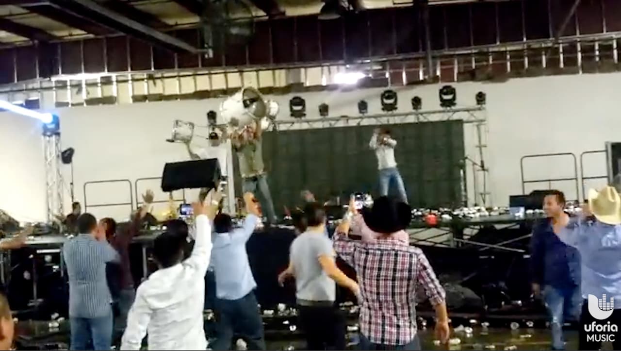 Fans de Gerardo Ortiz destrozan un escenario después de que el cantante cancelara el concierto en Filadelfia