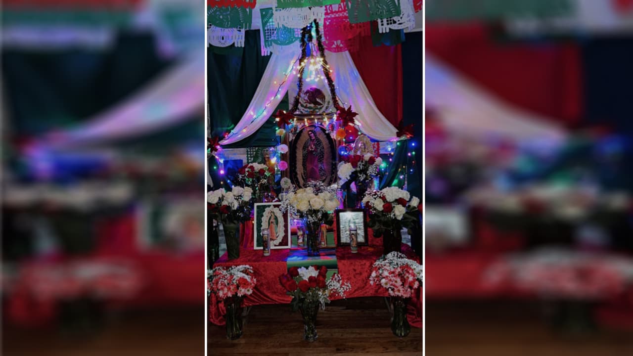 Emily Salazar también nos compartió la foto de su altar, cada año su familia celebra los milagros que le ha cumplido y sigue cumpliendo la “Virgen Morena”.