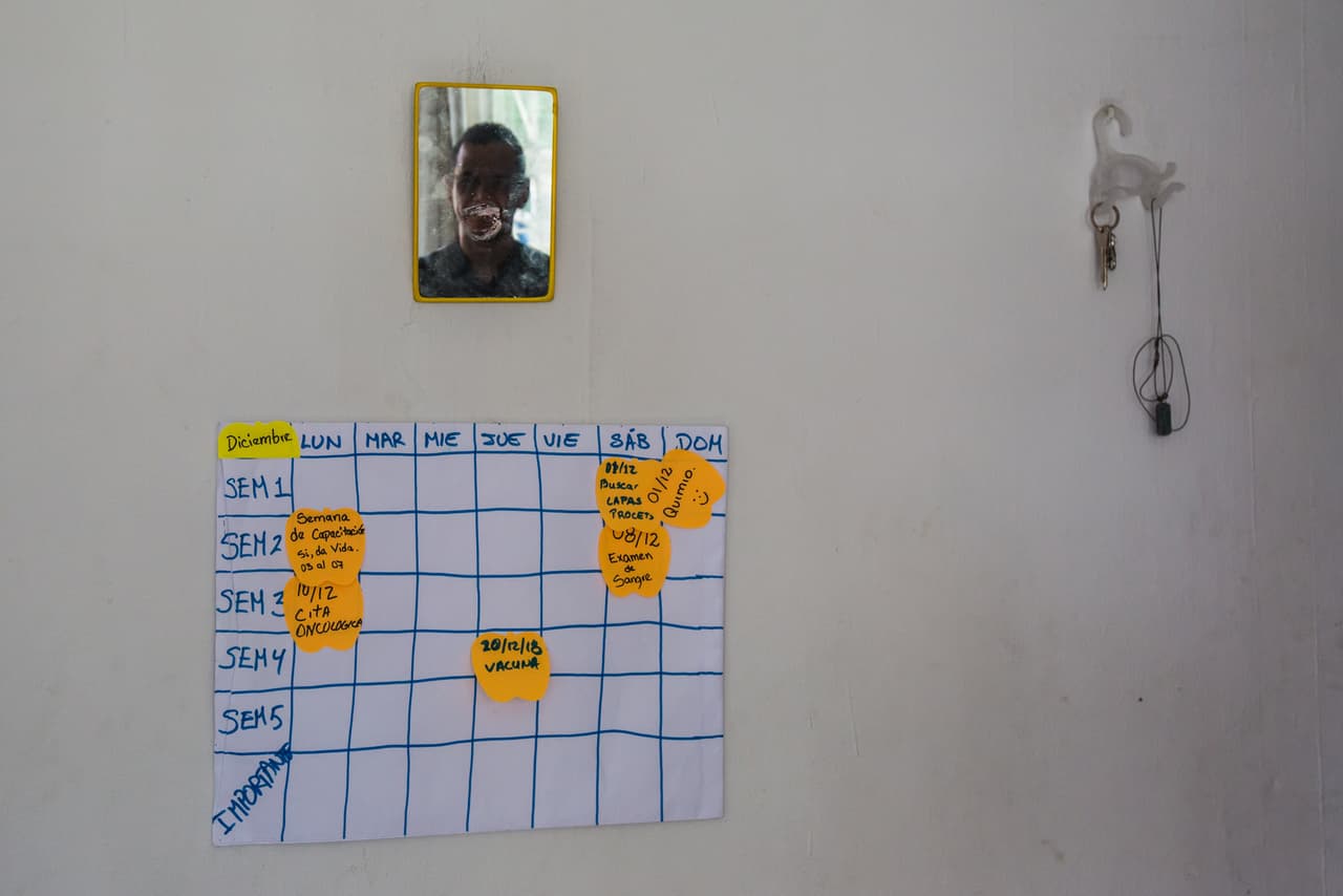 Alfonzo lleva el control de sus tratamientos en este calendario. Cuando se va a trabajar, su pareja le deja un beso en el espejo.