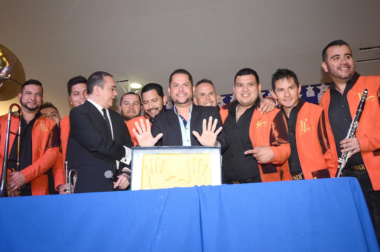 Además, el cantante de
<b><a href="https://www.youtube.com/watch?v=4xQX2l_z56o" target="_blank"> 'Me pegó la gana'</a></b> dijo que antes de su salida de la agrupación, él lo consideraba como a un hermano.