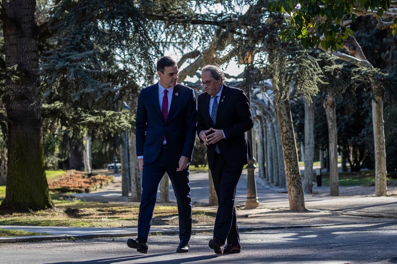 Quim Torra, presidente de la Generalitat de Cataluña, camina junto al primer ministro español, Pedro Sánchez.