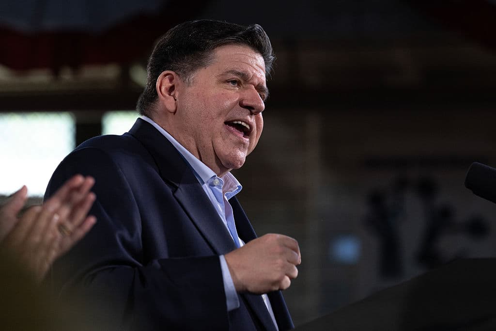 En un video oficial, con el cual dio inicio a su campaña, Pritzker destacó entre sus logros sus exitosos presupuestos estatales y el
<b>aumento del salario mínimo </b>y las posiciones de empleo.
<br>
<br>También sacó a relucir las medidas de seguridad en el uso de armas de fuego y la asequibilidad y el derecho al aborto en un estado que designó
<b><a href="https://www.univision.com/local/chicago-wgbo/chicago-rechaza-limitar-protecciones-inmigrantes-indocumentados-ciudad-santuario" target="_blank">como "santuario".</a></b>