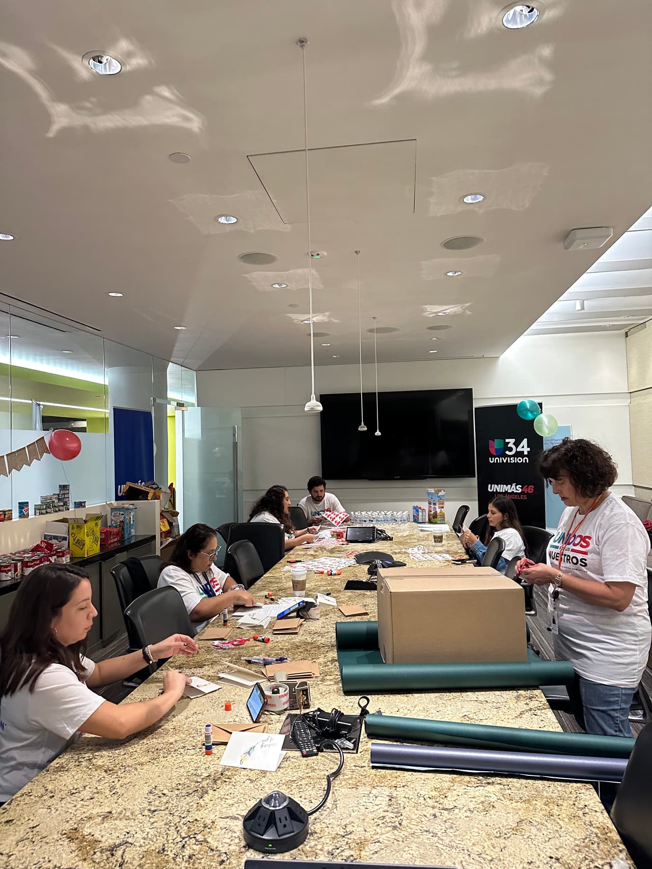 Empleados de Univision 34 Los Angeles sirviendo a la comunidad el 14 de octubre durante el Dia de Servicio "Unidos Por Los Nuestros"