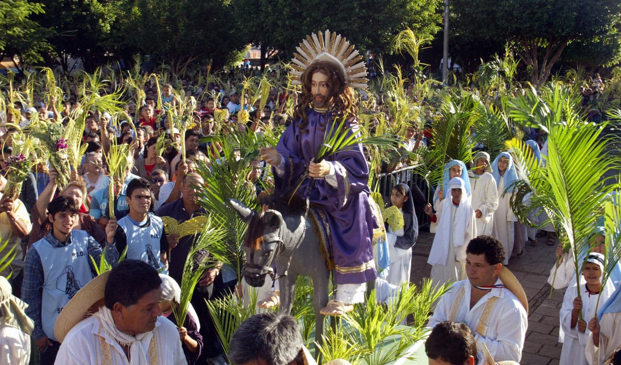 También recordar que fueron muchos los que siguieron a Cristo en este momento de triunfo a su llegada, pero días más tarde fueron pocos los que lo acompañaron en su pasión y muerte. Por esto resaltar que siempre debemos mantenernos fieles y devotos.