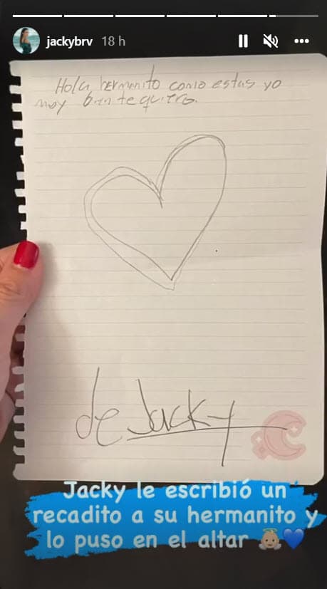 En 2013 la actriz y su esposo sufrieron la muerte de Martín,
<a href="https://www.univision.com/famosos/la-muerte-de-un-hijo-y-rumores-de-infidelidad-los-duros-momentos-que-jacky-bracamontes-y-martin-fuentes-han-superado-fotos">el hermano mellizo de 'Jaquita'</a>, aunque no lo mencionaron en el altar de muertos, Bracamontes mostró que su hija le escribió un mensaje.
