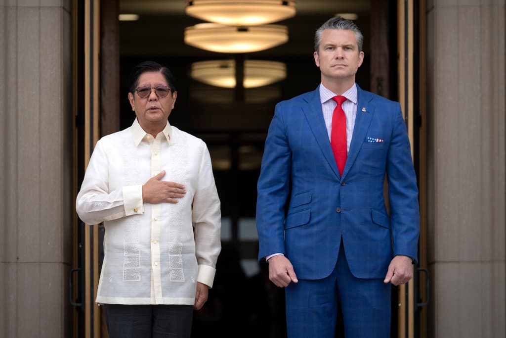 El secretario de Defensa, Pete Hegseth, se reunió con el presidente filipino el lunes en el Pentágono.