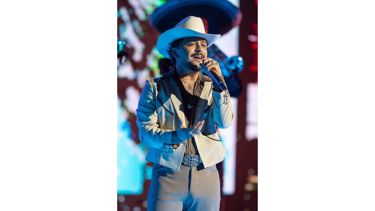 Christian Nodal performance Premios Juventud 2026
