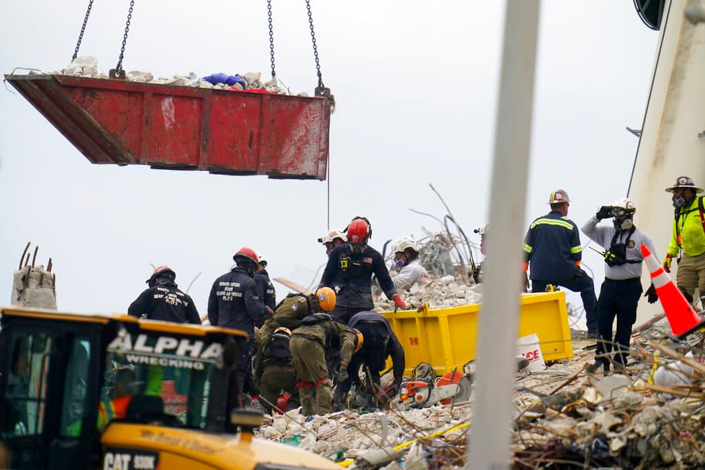 Los equipos trabajan en los escombros del condominio residencial Champlain Towers South, el martes 29 de junio de 2021, en Surfside, Florida.