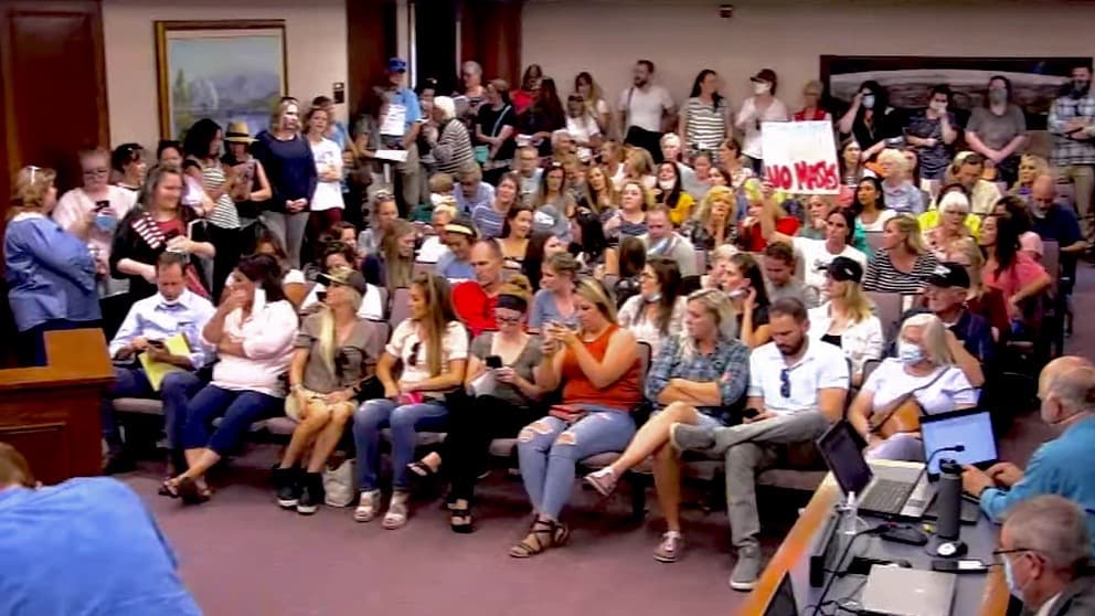 Sin máscaras ni distanciamiento social: muchedumbre impide reunión de comisión del condado de Utah