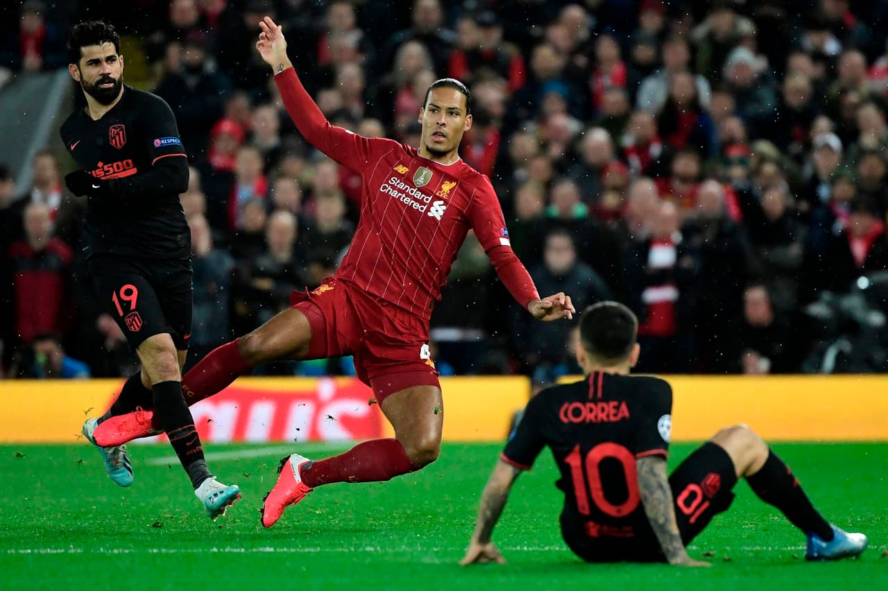 Diego Costa peleó fuerte el balón con Virgil van Dijk y botó al defensor. No importa que sea el mejor defensor del mundo.