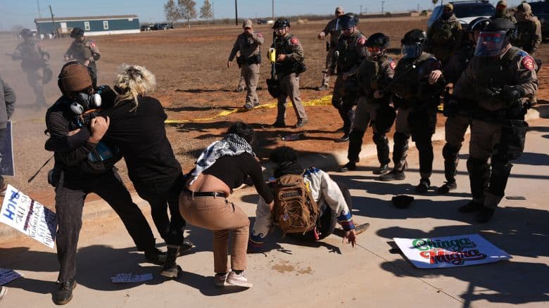 Escala la tensión en protesta contra ICE en Dilley; agentes lanzan gas pimienta a manifestantes