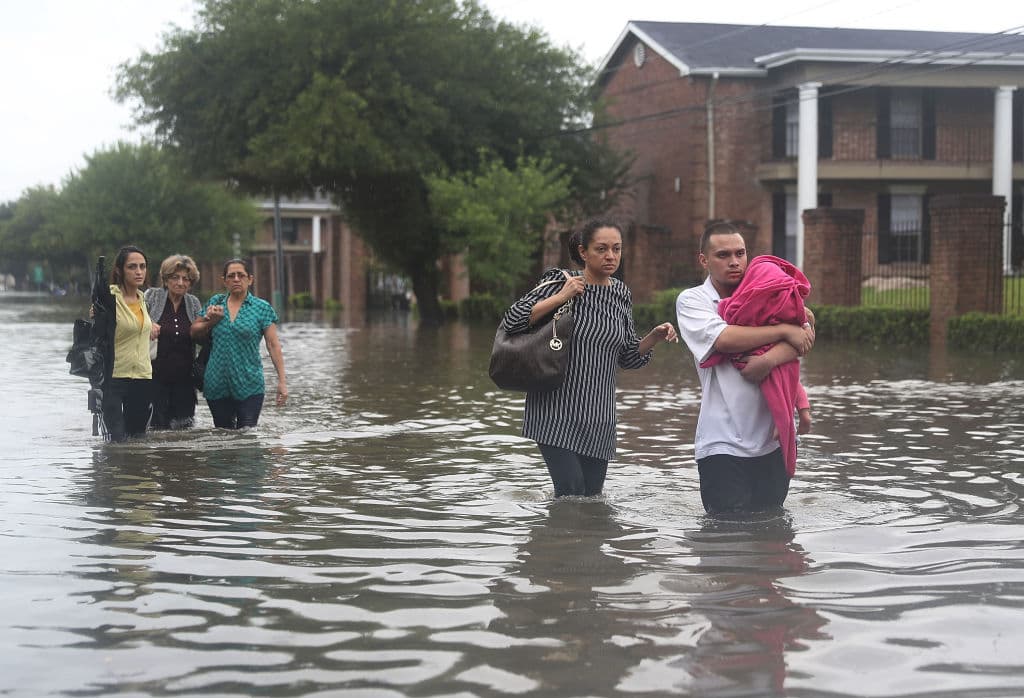 Tan solo unos cuantos días después del eclipse solar, el huracán Harvey entró a Texas el 25 de agosto como el huracán más fuerte y con más daños materiales que haya tocado el estado, causando tremendas inundaciones y devastación en ciudades enteras como Houston y Galveston. No en vano, tormenta viene del latín tormênta y significa “tormento”, mientras que temporal viene del francés antiguo
<i>tormente </i>y quiere decir
<i> </i>“desgracia”.
<br>