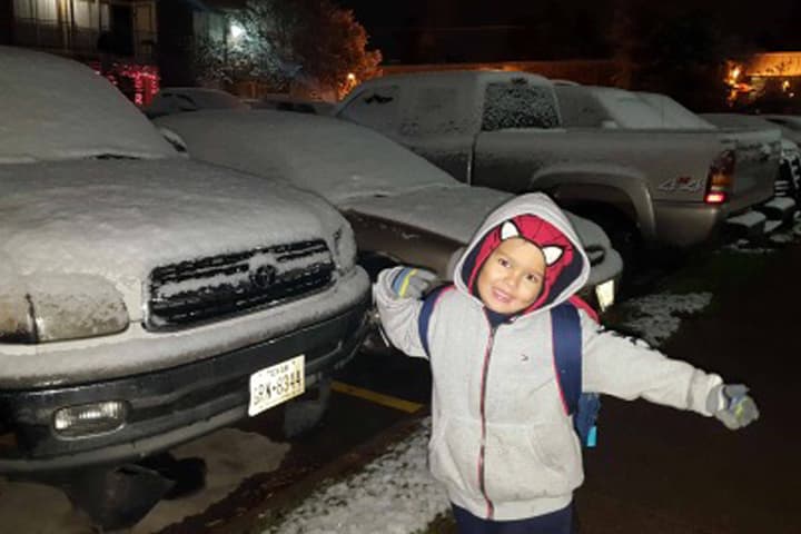 Muchos aprovecharon el raro evento para tomarse fotos, jugar con la nieve y construir el tradicional muñeco navideño.