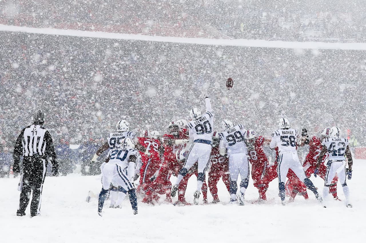 Con una nevada espectacular en el Estadio Ralph Wilson, los Buffalo Bills vencieron 13 - 7 a los Indianapolis Colts en tiempo extra.