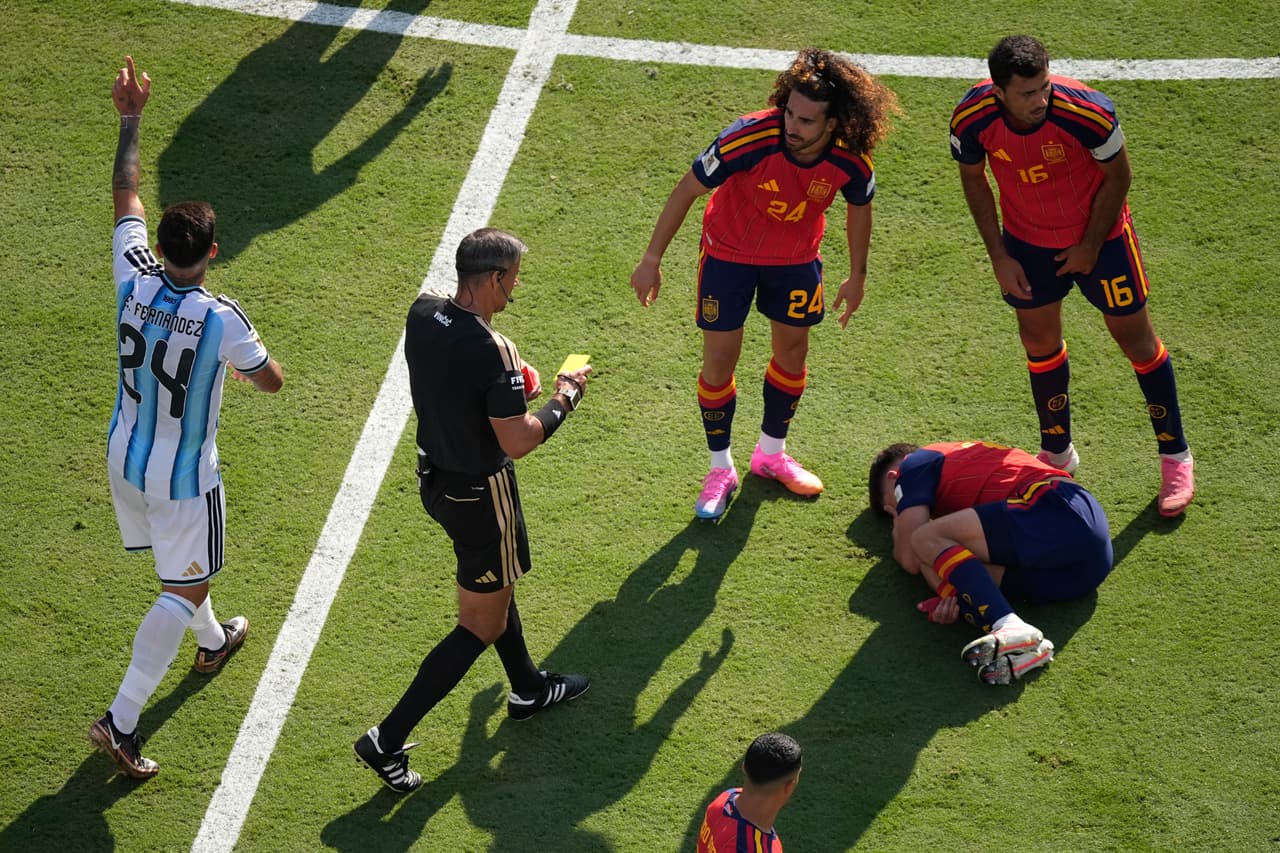 Pau Cubarsí cae tras sufrir una falta de Enzo.