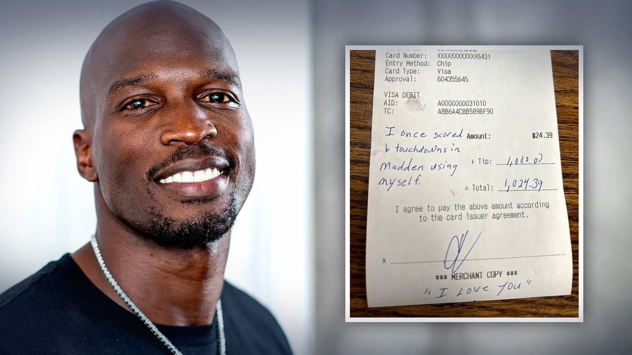 Ex estrella de la NFL sorprende a mesero con propina de $1000