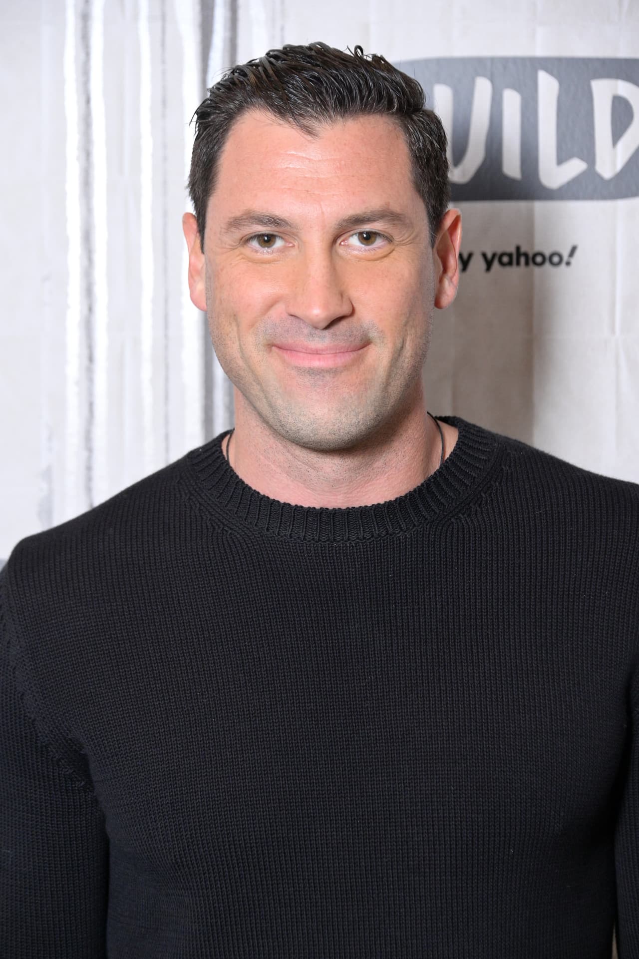 <b>Maksim Chmerkovskiy</b> es un bailarín profesional mejor conocido por su participación en ‘Dancing With The Stars’. Nació y vivió en Ucrania durante 10 años, hasta que se mudó a los Estados Unidos con su familia.