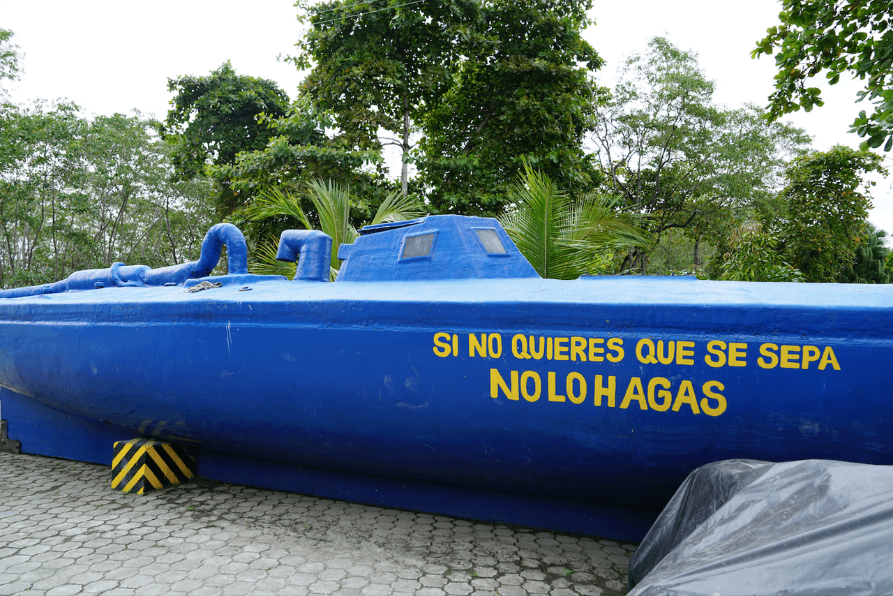 Narcosumergible usado por los guardacostas de Colombia para disuadir a la gente de la zona de no embarcarse en la aventura de la droga.