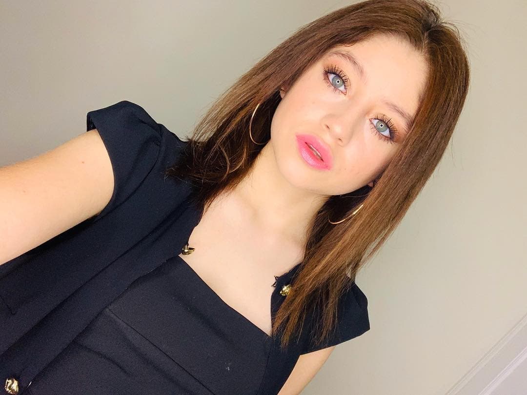 Aunque tampoco es que esté negada en pasársela bien, dice que está dispuesta a hacer un esfuerzo y salir al cine, pero tendría que ser una historia que la mantuviera atenta: "Me dormiría mucho en el cine, tendría que ser una película de niños porque me divierte muchísimo”.