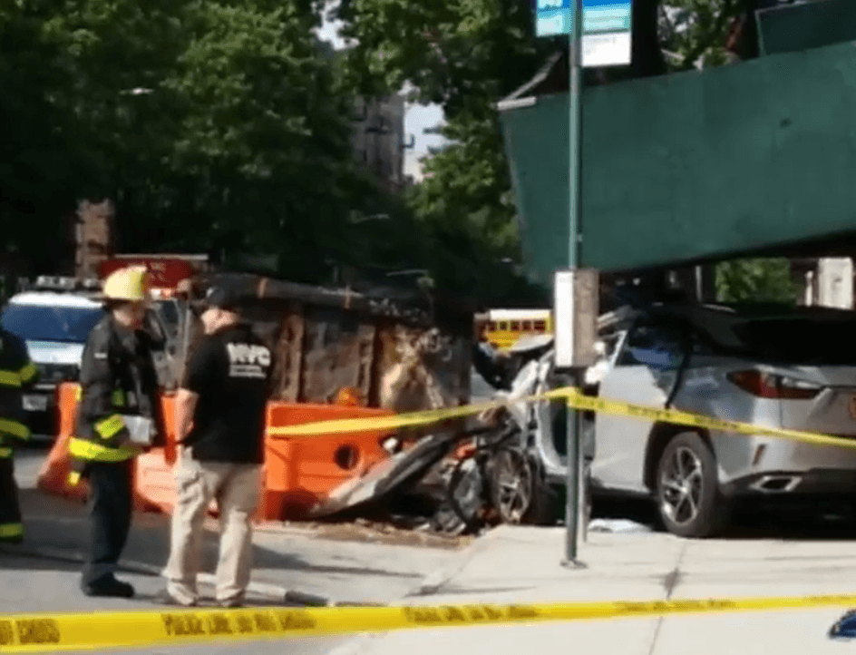 Auto se estrella contra un andamio en Brooklyn, dos personas han sido trasladadas al hospital