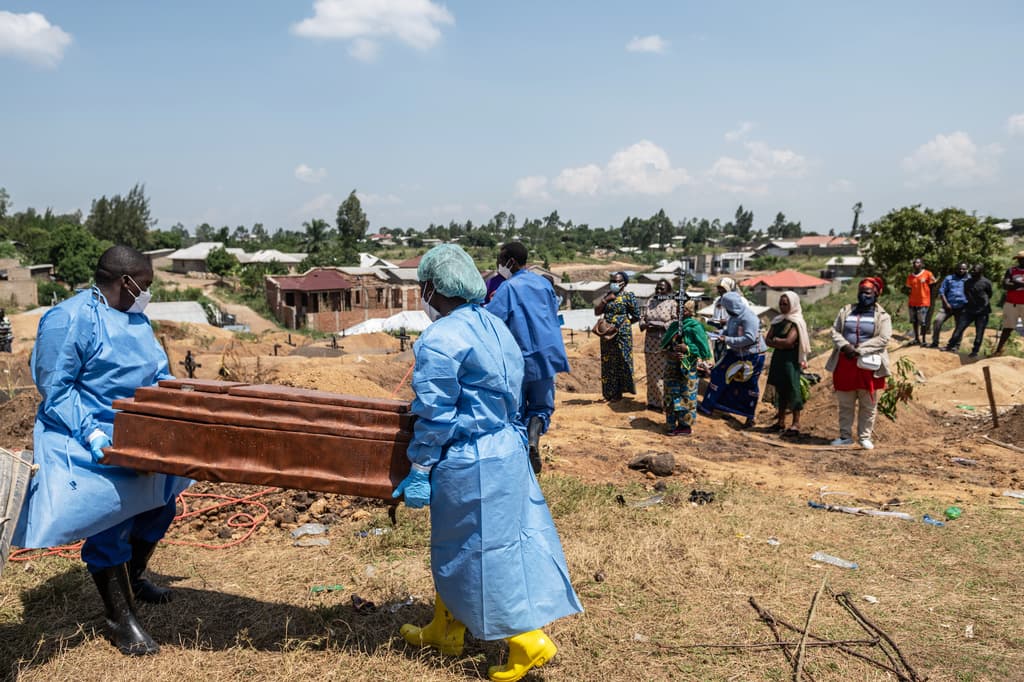 Trabajadores de la Cruz Roja se preparan para enterrar a Vanisa Anifa, una niña huérfana de seis meses que murió de ébola, en el cementerio de Bigo, en Bunia, Congo, el viernes 19 de junio de 2026. (Foto AP/Moses Sawasawa)