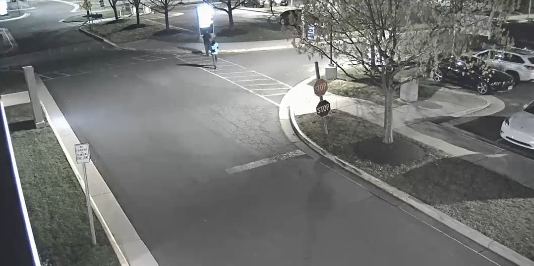 La revisión de cámaras de seguridad mostró a dos personas saliendo del lugar.