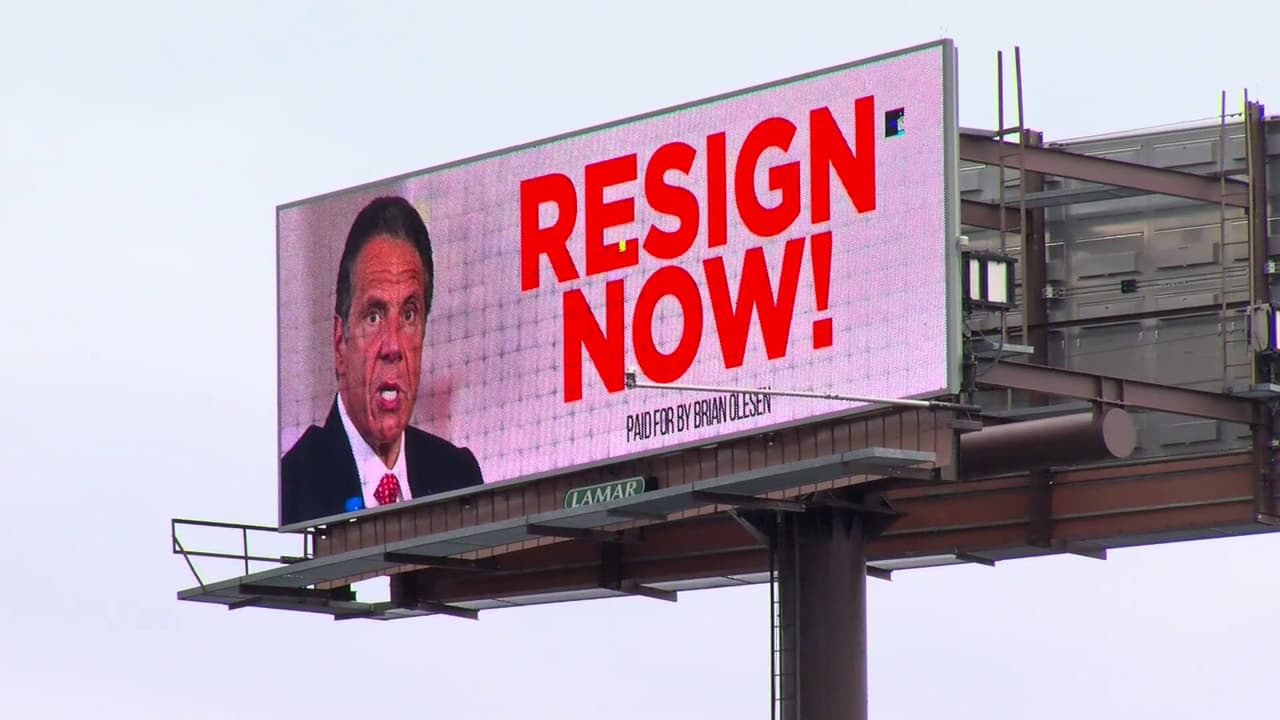 “Dimite ya”: valla publicitaria exige la renuncia de Cuomo en medio de doble escándalo