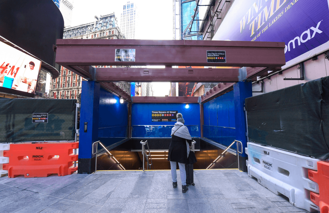 La nueva entrada cuenta con una escalera de 15 pies de ancho y brinda 450 pies cuadrados adicionales de espacio y una circulación adicional para la nueva estación.