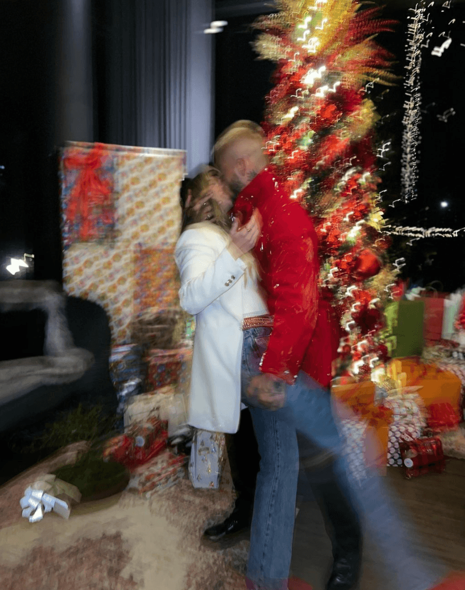 El cantante colombiano dejó a más de uno con la boca abierta con la fotografía que compartió para navidad, y de paso le agradeció a Santa Claus por tenerla en su vida. La imagen ha recibido más de 2 millones de likes y 15 mil comentarios.