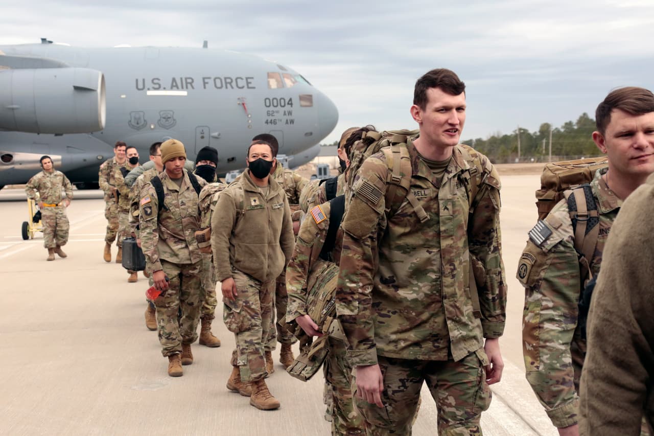 Cientos de soldados estadounidenses han sido enviados a Europa en los últimos días para reforzar la presencia militar en Europa del Este. (AP Photo/Chris Seward)