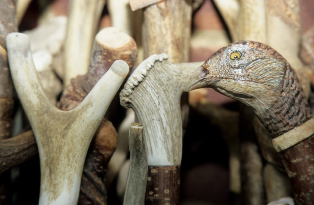 Por ejemplo, también podían usar huesos para construirse bastones o cayados que servían no sólo para apoyarse y caminar, sino guardar ahí su 'fuente de poder'.