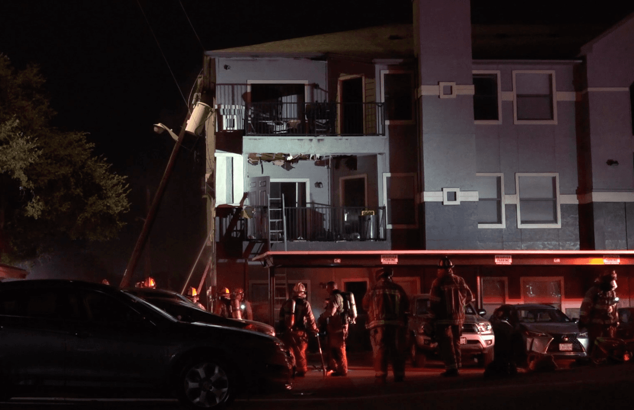 Una parte del complejo de vivienda quedó afectada por el incendio de 4 alarmas.