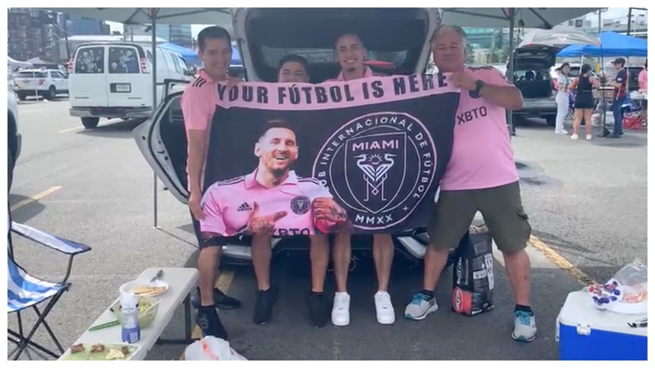 Un grupo de amigos argentinos hicieron un asado antes de entrar el partido.