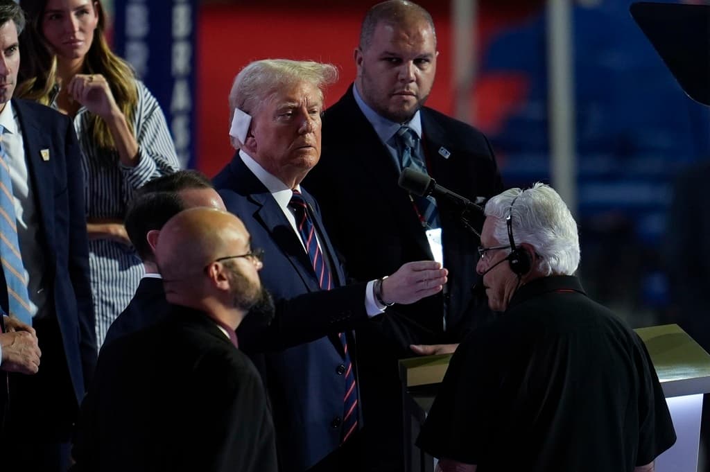 Donald Trump revisa el escenario de la Convención Republicana antes de su discurso el jueves.