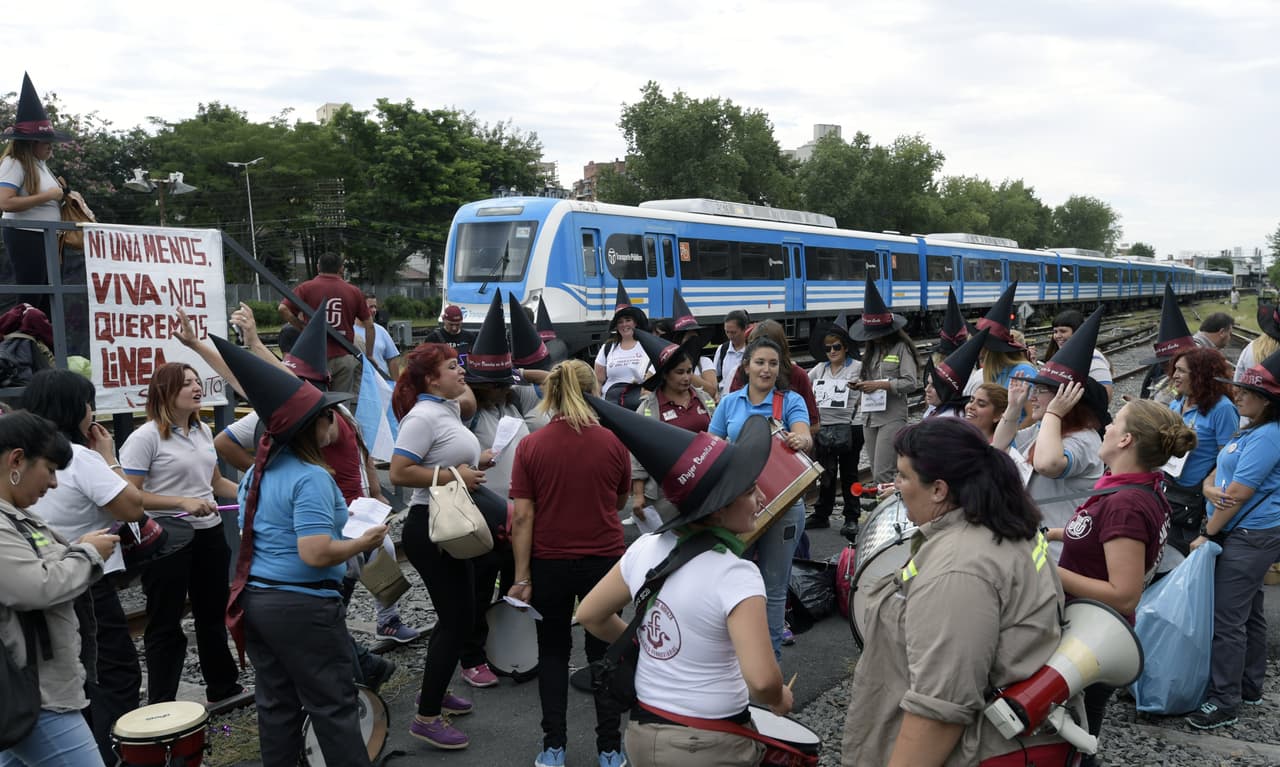 <b>Buenos Aires, Argentina</b>. Mujeres manifestantes bloquean el paso de un tren en las afueras de Buenos Aires.