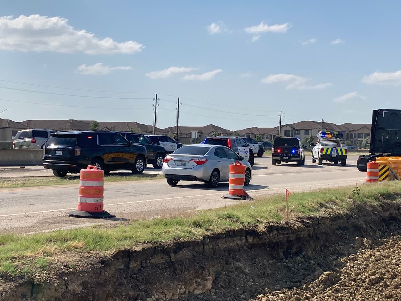 Las autoridades están interrogando a testigos en la escena para determinar que fue lo que sucedió.