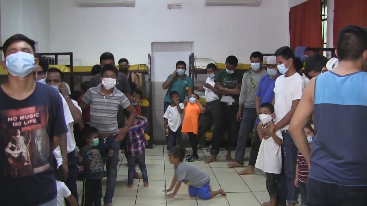 <a href="https://www.univision.com/local/arizona-ktvw/reanudan-politica-espera-en-mexico-para-peticionarios-de-asilo-video">La decisión ya empezó a llenar los albergues para inmigrantes en las ciudades fronterizas donde las familias llegan sin saber si esperar la cita en corte o regresar a sus países de origen. </a>