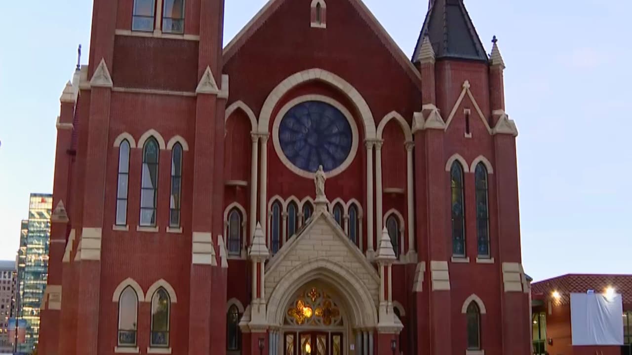 La primera piedra de la Catedral se colocó el 17 de junio de 1898 y fue terminada hasta 1902. Fue construida en ladrillo rojo y piedra caliza, con vitrales, por el arquitecto Nicholas J. Clayton, quien es considerado el mejor arquitecto victoriano que ha conocido Texas.