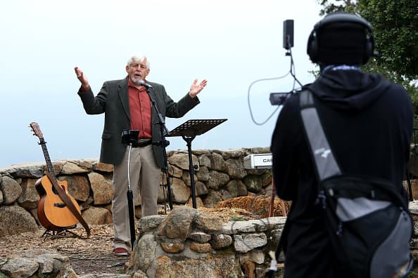 Otros, como el pastor George Runyan en San Diego, California ofreció su sermón de Pascuas completamente aislado con una transmisión en vivo para sus seguidores a través de la página web de la iglesia GOD1radio.com