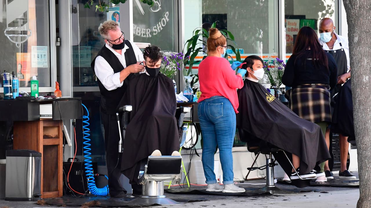 <b>Permanecen cerrados:</b>
<br>
<br>Peluquerías y barberías.
<br>
<br>Servicios de cuidado personal.
<br>