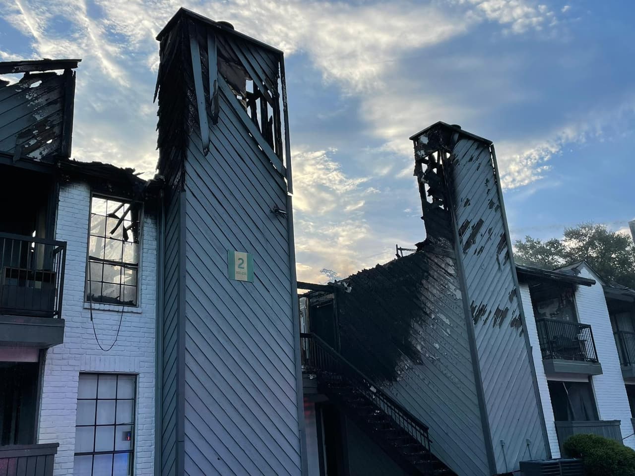 Se dijo que al menos cuatro de 16 unidades habitacionales fueron consideradas como pérdida total.
<br>