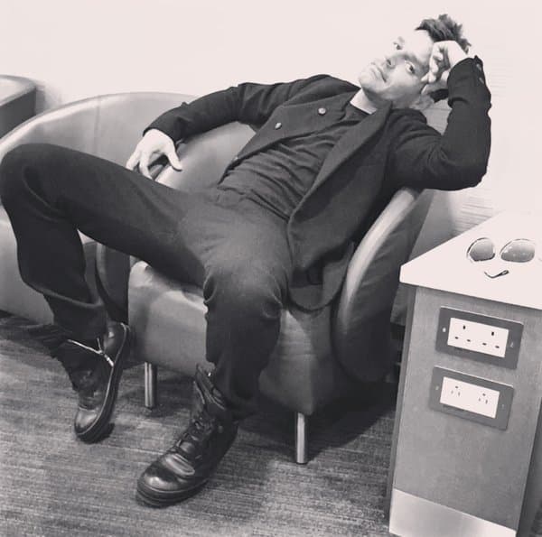 Ricky, un poco cansado antes de tomar un vuelo de diez horas.