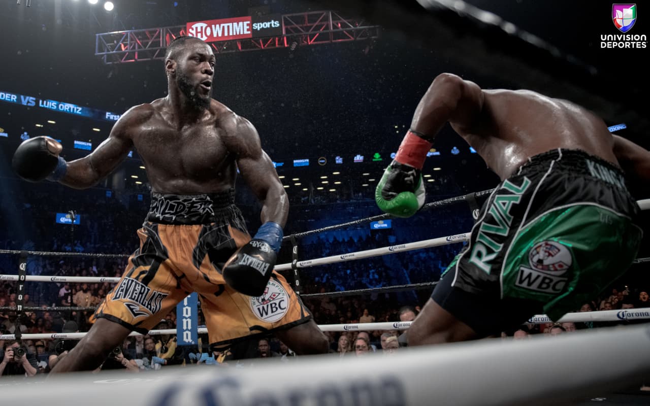 La pelea estelar en el Barclays Center de Brooklyn, una de las más esperadas en la categoría de los pesos completos, sobrepasó las expectativas de los aficionados. Luis Ortiz (28-1, 24 KOs) le complció la noche a Deontay Wilder (40-0, 39 KOs), pero el campeón sacó a relucir en el décimo round el poder que tiene en los nudillos para mandar al cubano a la lona en dos ocasiones y sellar la victoria.